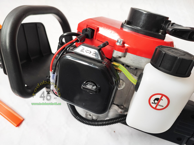 Cortasetos HT230: Potencia de 25cc y Cuchilla de 60cm con Mango Giratorio